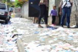Lixo eleitoral jogado durante a madrugada toma conta das ruas juiz-foranas (Foto: Talita Balzo)